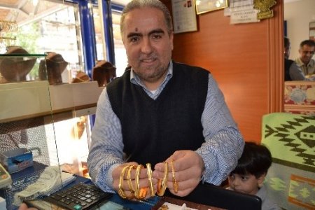 Kuyumcu, çeyrek altın isteyene işçiliksiz altın öneriyor