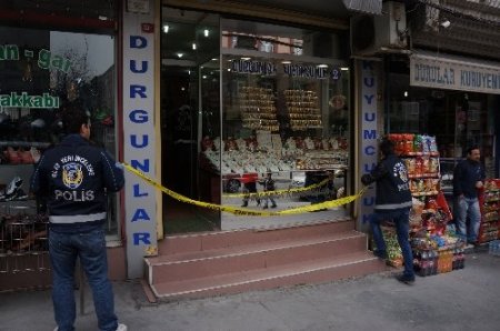 Kuyumcudan 20 bin liralık altınları kapıp kaçtı (Özel)