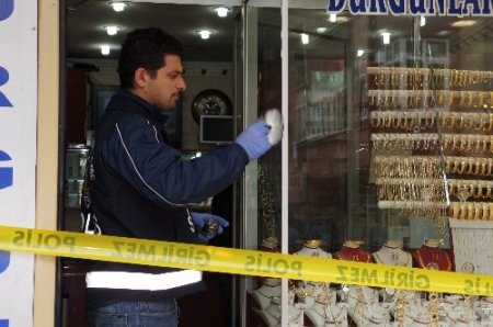 Kuyumcudan 20 bin liralık altınları kapıp kaçtı (Özel)