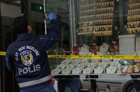 Kuyumcudan 20 bin liralık altınları kapıp kaçtı (Özel)