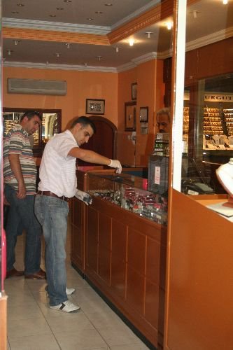 Kuyumcudan 27 Yüzüğü Çalan Hırsızlar Güvenlik Kamerasına Yakalandı