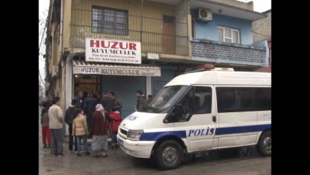 Kuyumcunun vitrin camını taşla kıran soyguncular altınlarla kayıplara karıştı