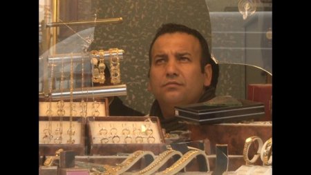 Kuyumcunun vitrin camını taşla kıran soyguncular altınlarla kayıplara karıştı