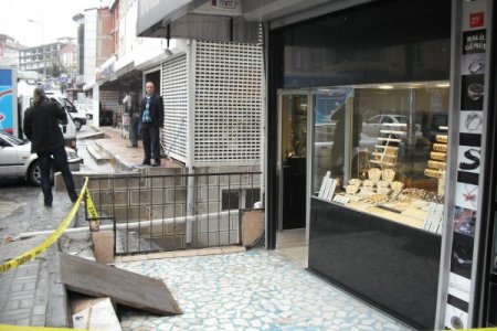 Kuyumcuya Giren Soyguncu, Bir Kilo Altınla Kayıplara Karıştı