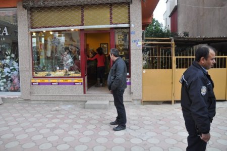 Kuyumcuya kaldırım taşıyla sadırdı