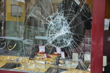 Kuyumcuya kaldırım taşıyla sadırdı