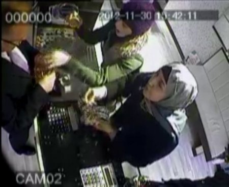 Kuyumcuyu oyaladı, bileziği saniye bile sürmeden çaldı