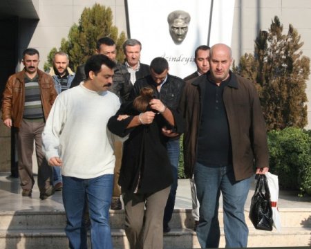 Kuyumcuyu oyaladı, bileziği saniye bile sürmeden çaldı