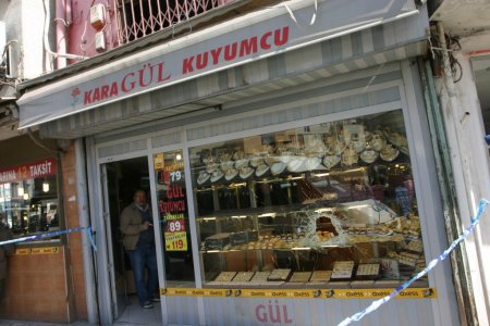 Kuyumcuyu silahla değil taşla soydular