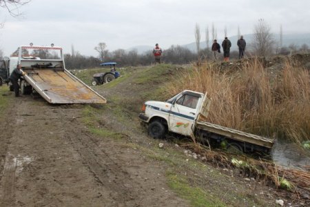 Lahana yüklü kamyonet göle uçtu, 2 kişi boğularak öldü