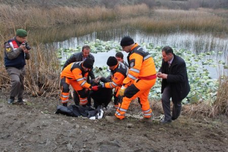 Lahana yüklü kamyonet göle uçtu, 2 kişi boğularak öldü