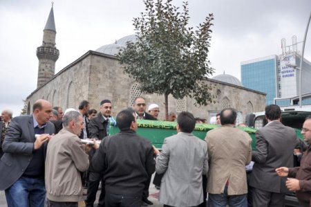 Lala Paşa Camii’nin 30 yıl müezzinlik yapan Çemlek son yolculuğuna uğurlandı