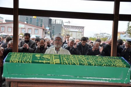 Lala Paşa Camii’nin 30 yıl müezzinlik yapan Çemlek son yolculuğuna uğurlandı