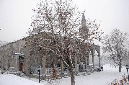 Lalapaşa Camii'ni bir holding restore ettirecek