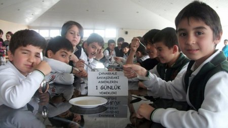 Lara Koleji öğrencileri Çanakkale şehitlerinin anısına lapa yedi