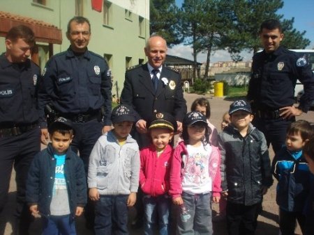 Lara Koleji öğrencilerinden polislere tatlı ikramı