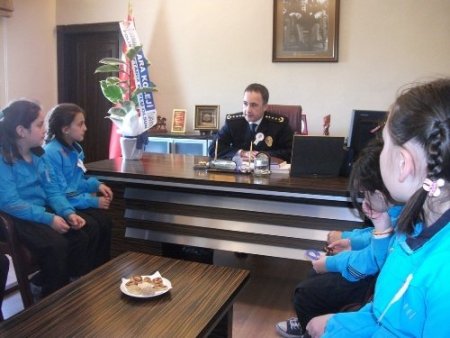 Lara Koleji öğrencilerinden polislere tatlı ikramı