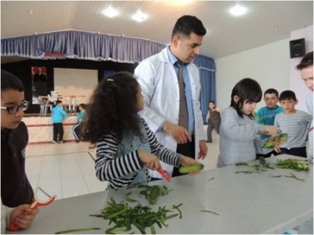 Lara Koleji'nde öğrencilere çay demleme ve musluk takma da öğretiliyor