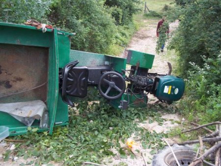 Lastiği Çıkan Tarım Aracı Devrildi: 7 Yaralı