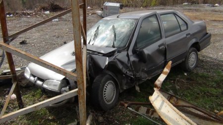 Lastiği patlayan araç elektrik direğini devirdi; 4 yaralı