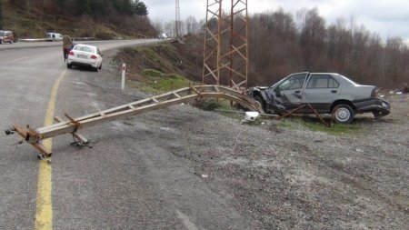 Lastiği patlayan araç elektrik direğini devirdi; 4 yaralı