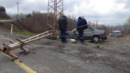Lastiği patlayan araç elektrik direğini devirdi; 4 yaralı