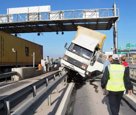 Lastiği patlayan kamyon, gişeleri harabeye çevirdi