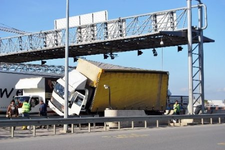 Lastiği patlayan kamyon, gişeleri harabeye çevirdi
