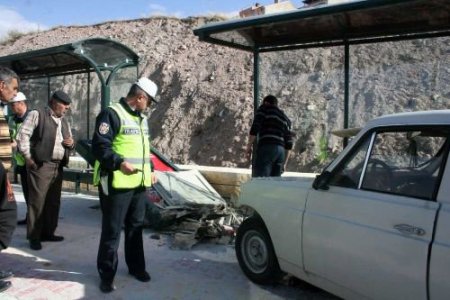 Lastiği Patlayan Kamyonet Otobüs Durağına Daldı: 7'si İran Uyruklu 10 Yaralı