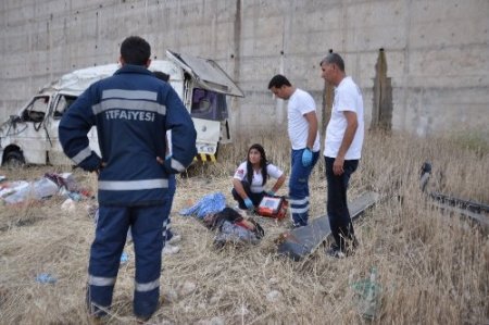 Lastiği patlayan minübüs köprüden uçtu 7 tarım işçisi öldü