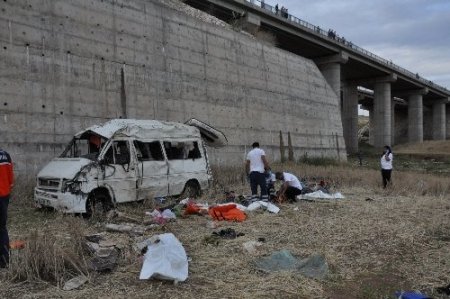 Lastiği patlayan minübüs köprüden uçtu 7 tarım işçisi öldü