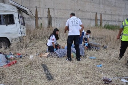 Lastiği patlayan minübüs köprüden uçtu 7 tarım işçisi öldü