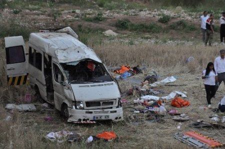 Lastiği patlayan minübüs köprüden uçtu 7 tarım işçisi öldü