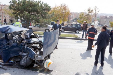 Lastiği patlayan otomobil karşı yola geçti: Bir ağır yaralı