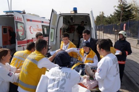 Lastiği patlayan otomobil karşı yola geçti: Bir ağır yaralı