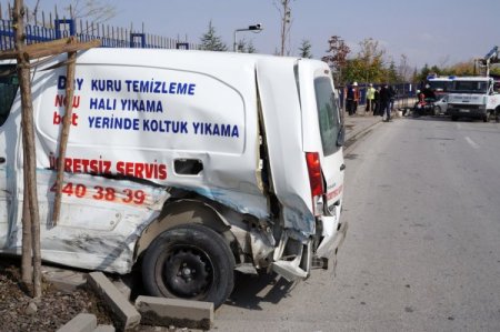 Lastiği patlayan otomobil karşı yola geçti: Bir ağır yaralı