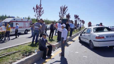 Lastiği patlayan otomobil orta refüje çarptı: 5 yaralı