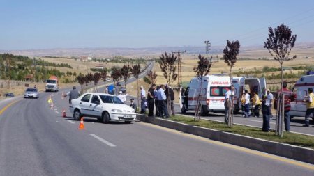 Lastiği patlayan otomobil orta refüje çarptı: 5 yaralı