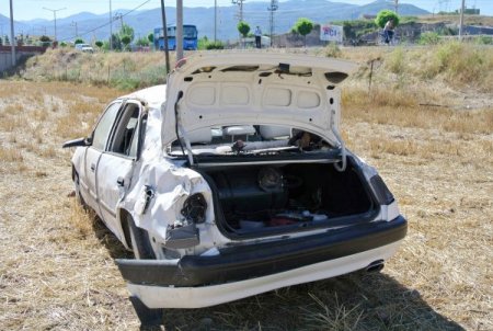 Lastiği Patlayan Otomobil Şarampole Yuvarlandı: 1 Ölü, 4 Yaralı