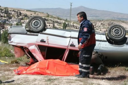 Lastiği Patlayan Otomobil Takla Attı: 1 Ölü 2 Yaralı