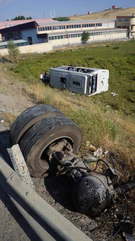 Lastiği Patlayan Otomobilin Çarptığı Otobüs Şarampole Yuvarlandı: 16 Yaralı