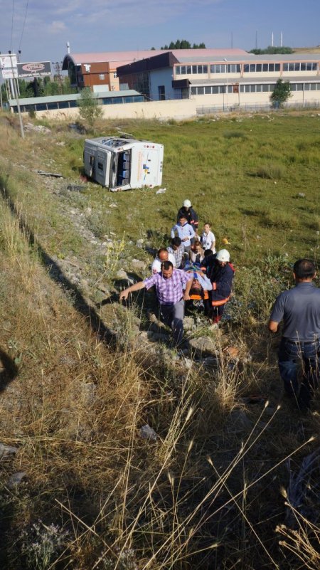 Lastiği Patlayan Otomobilin Çarptığı Otobüs Şarampole Yuvarlandı: 16 Yaralı