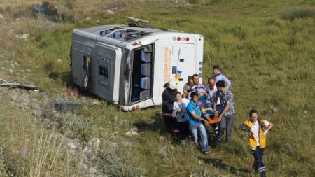 Lastiği Patlayan Otomobilin Çarptığı Otobüs Şarampole Yuvarlandı: 16 Yaralı