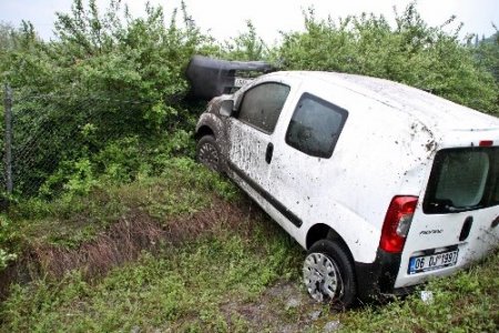 Lastiği patlayan panelvan şarampole devrildi: 2 yaralı