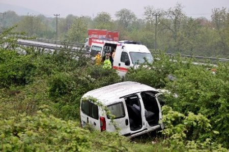 Lastiği patlayan panelvan şarampole devrildi: 2 yaralı