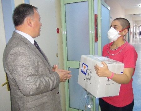 Lenf kanseri genç kız ilaçlarına kavuştu