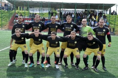 Lenf kanseri genç kıza destek için saçlarını kestirdiler