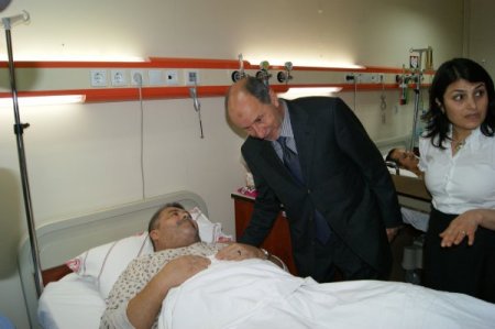 Libya Ulusal Geçiş Konseyi Başkanı, Hastanelerdeki Vatandaşlarını Ziyaret Etti