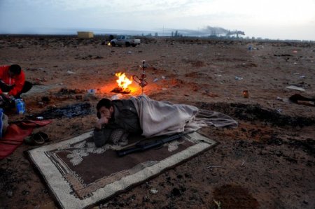 Libya’da Çöl Gecelerini Muhaliflerin Ateşi Isıtıyor