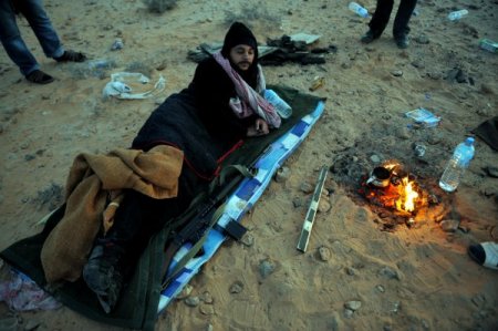 Libya’da Çöl Gecelerini Muhaliflerin Ateşi Isıtıyor